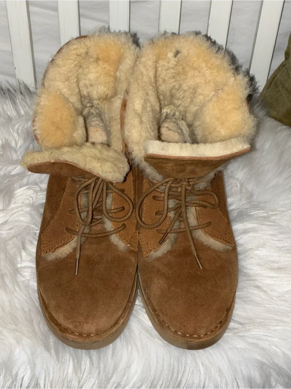 UGG Women’s Quincy Leather And Sheepskin Lace Up Boots Tan Size 6.5